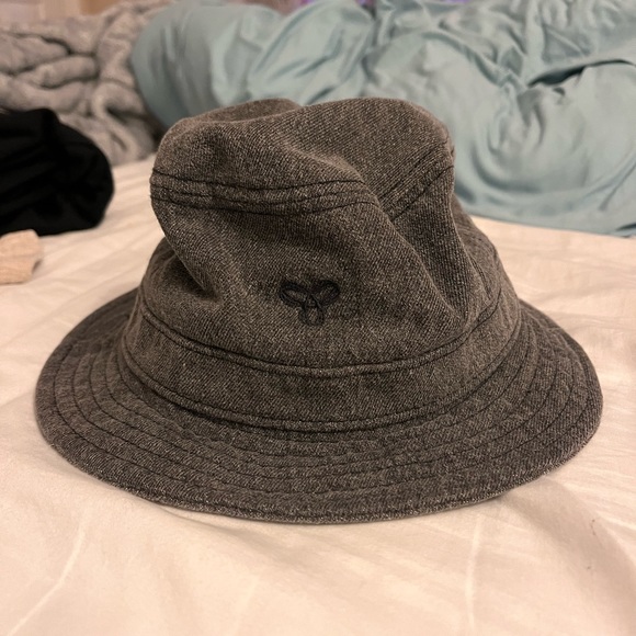 Aritzia bucket hat - Picture 1 of 3